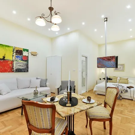 Noble Elegance Studio דירה
