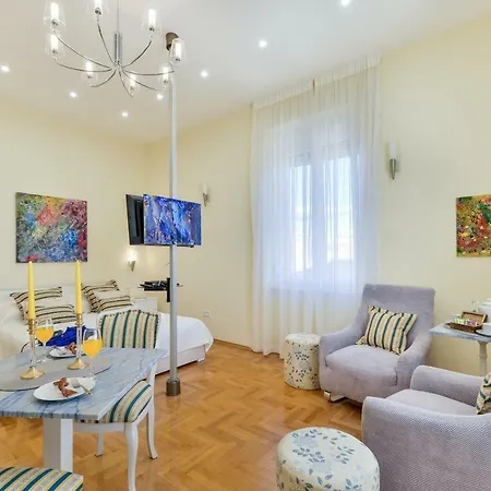 Noble Elegance Studio דירה