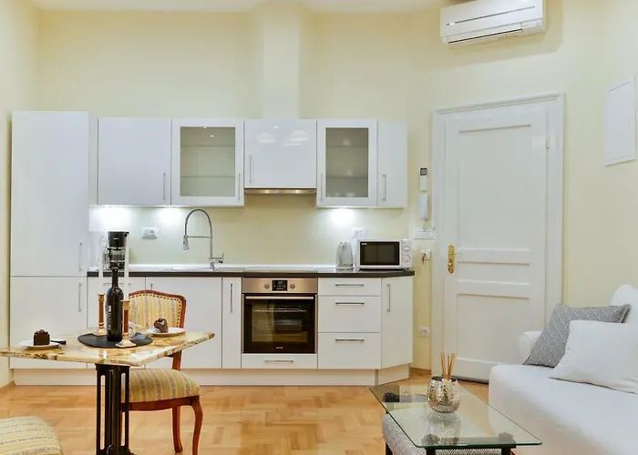 Noble Elegance Studio Hotel