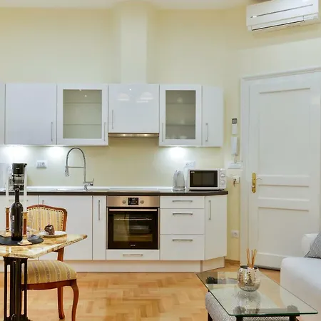 Noble Elegance Studio Hotel